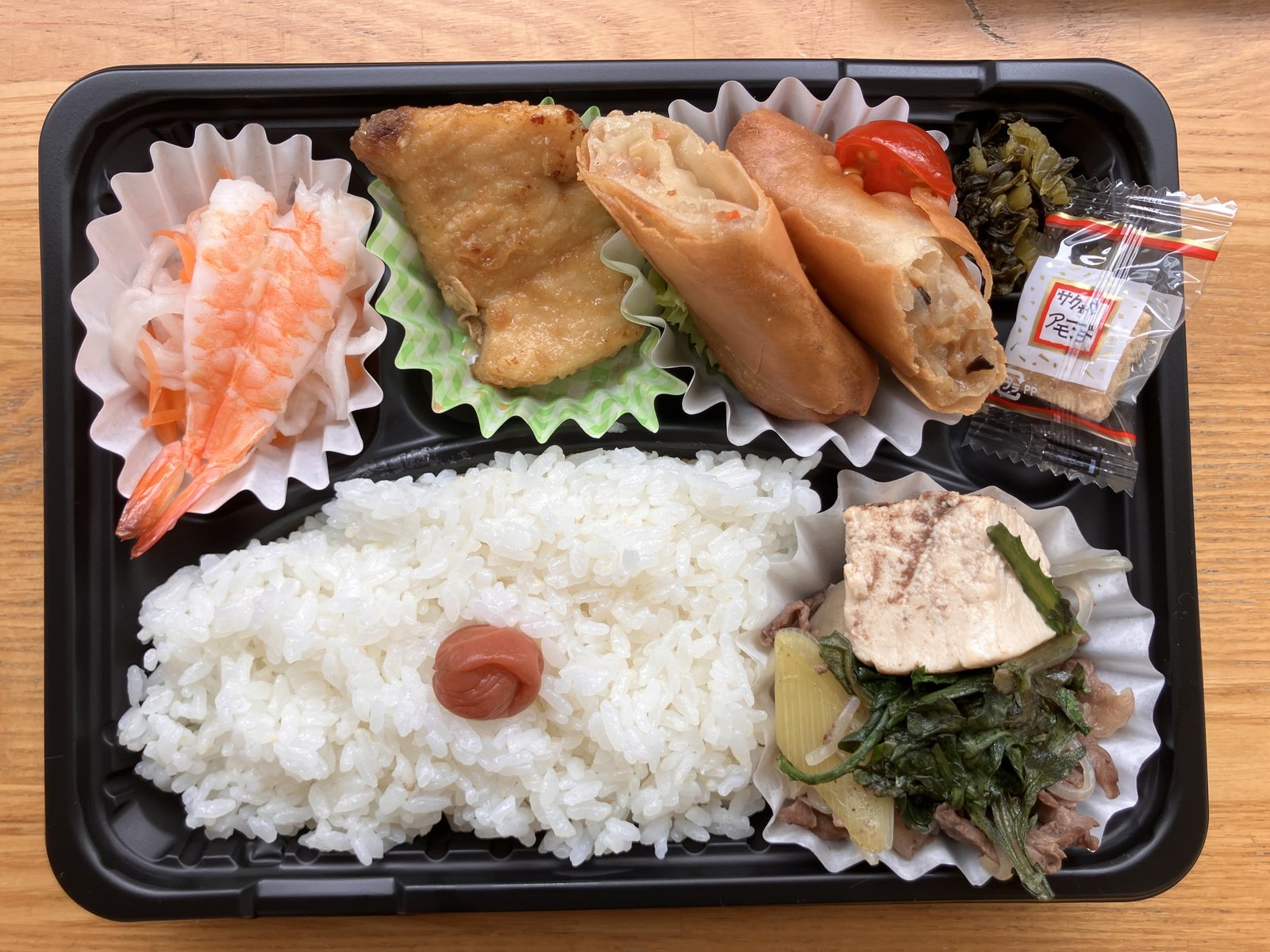 彩りよく詰められた給食ボランティアのお弁当