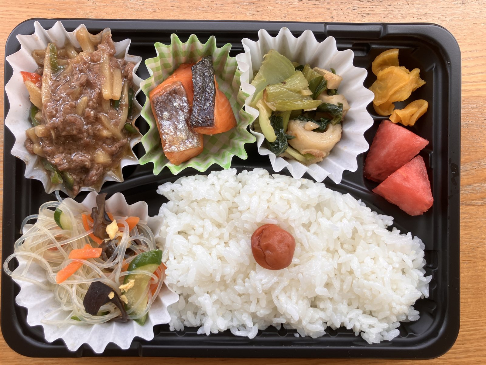 ご飯と主菜、副菜、果物を詰めたお弁当