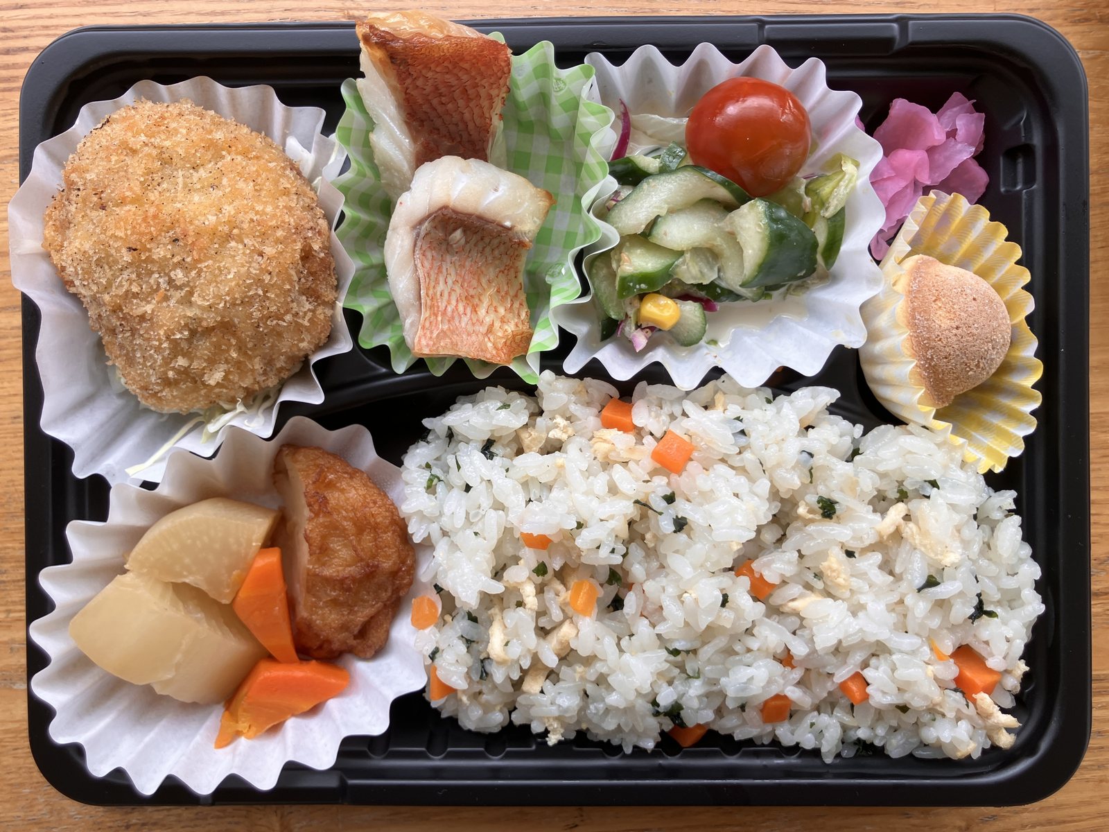 混ぜご飯と主菜、副菜を詰めたお弁当