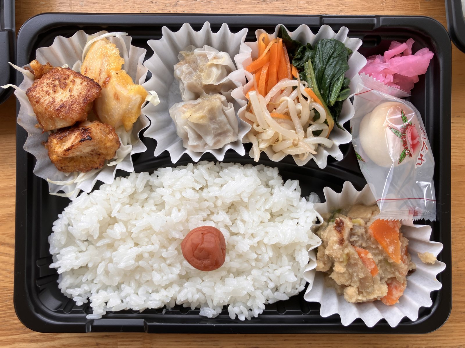 ご飯と主菜、副菜を詰めたお弁当