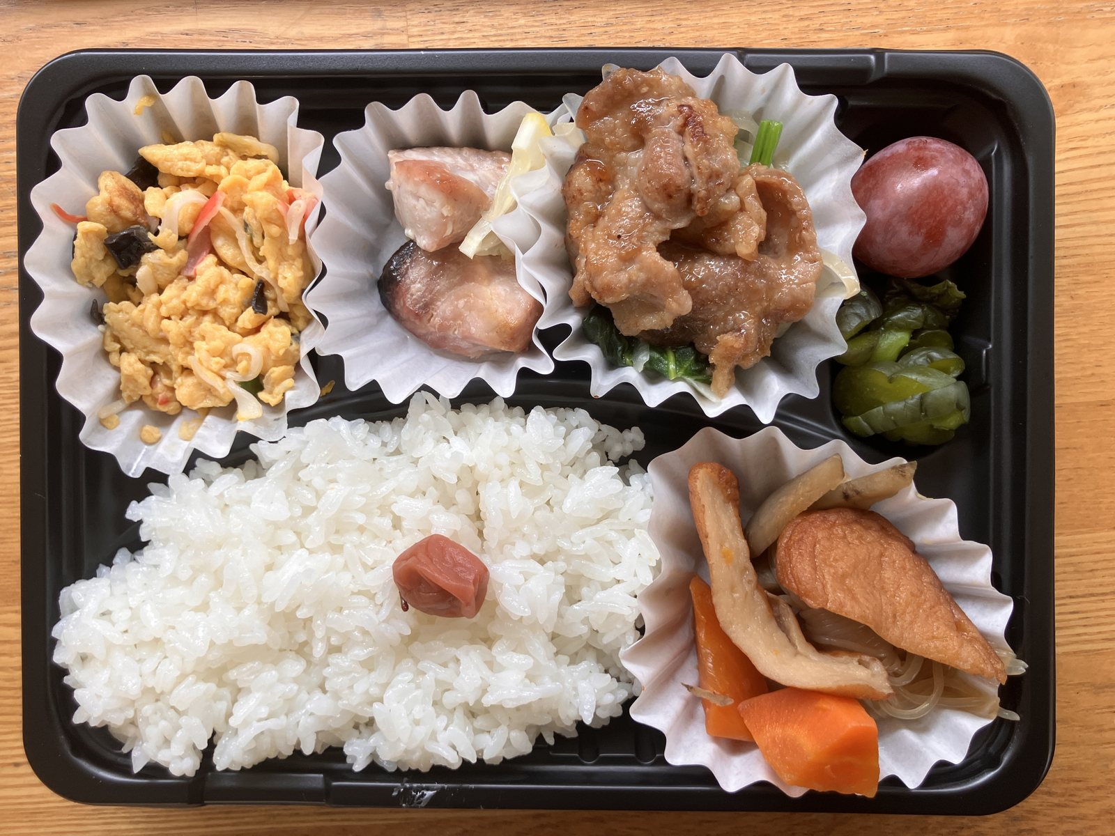 ご飯と主菜、卵料理、副菜を詰めたお弁当