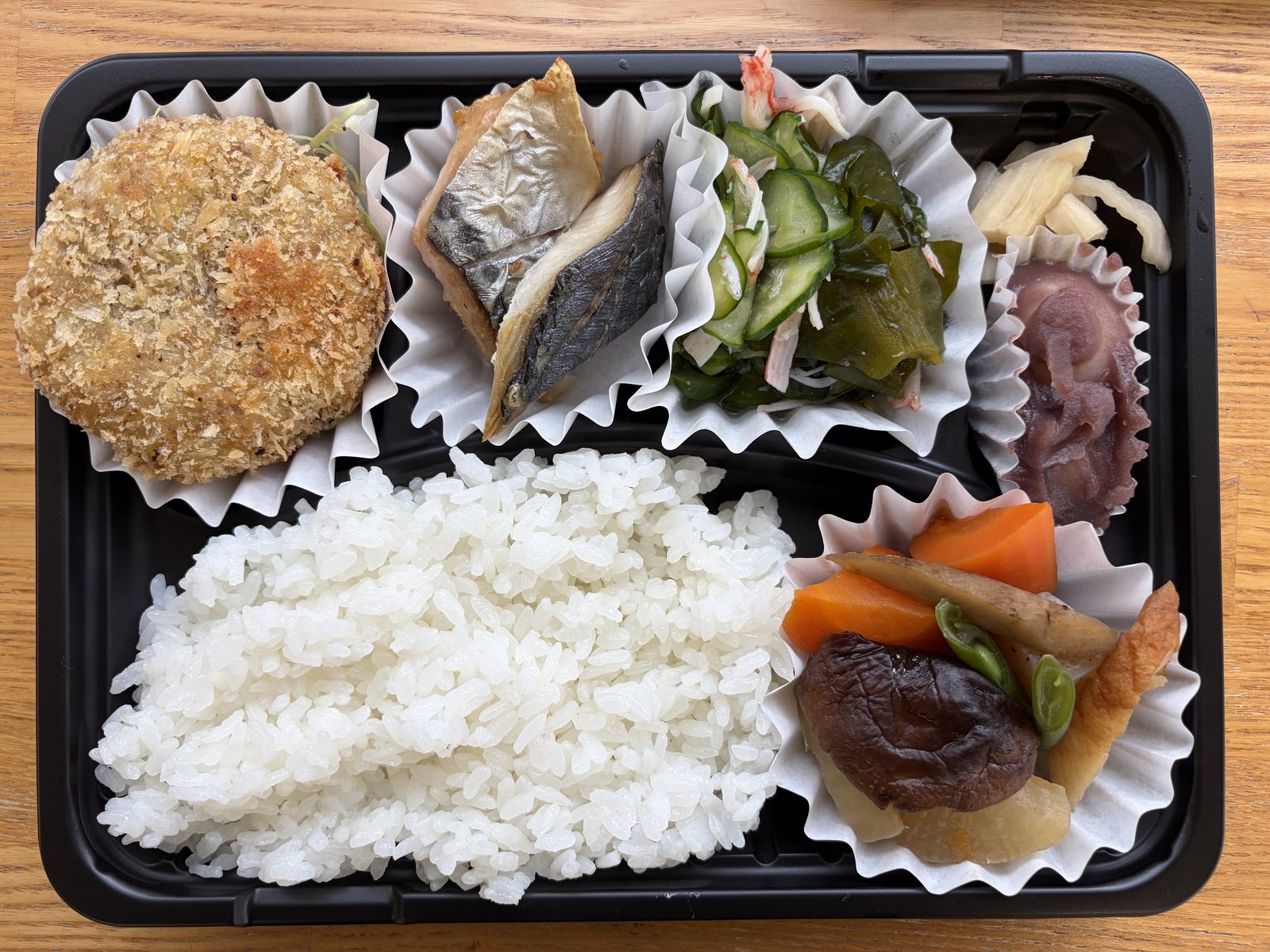 ご飯と主菜、海藻や野菜の副菜を詰めたお弁当
