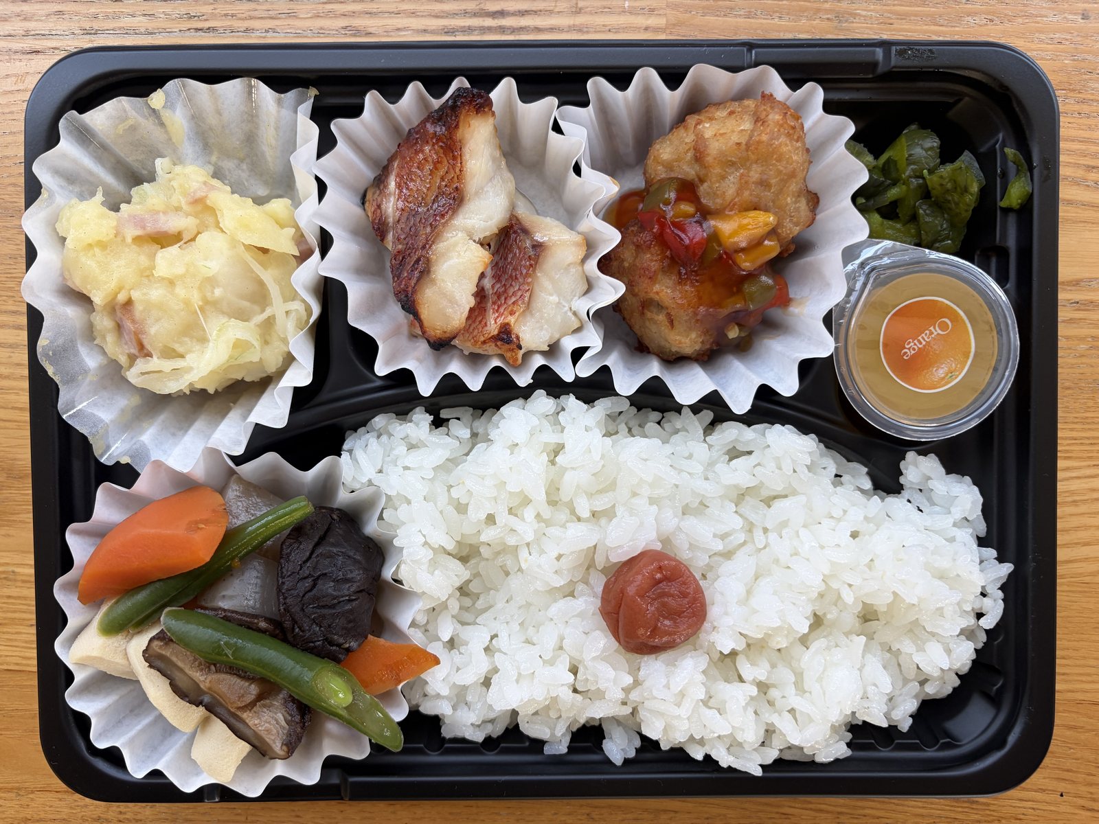ご飯と主菜、野菜の煮物を詰めたお弁当