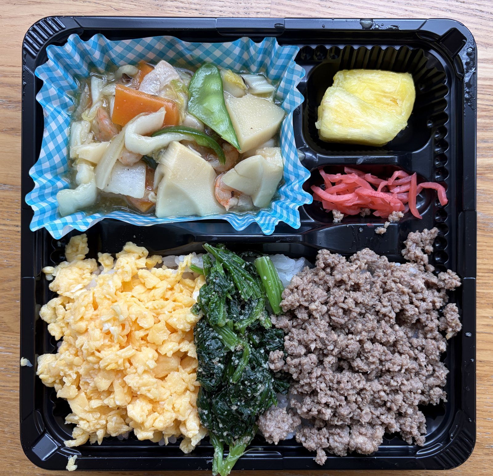 複数の具材と野菜のおかずを盛り付けたお弁当