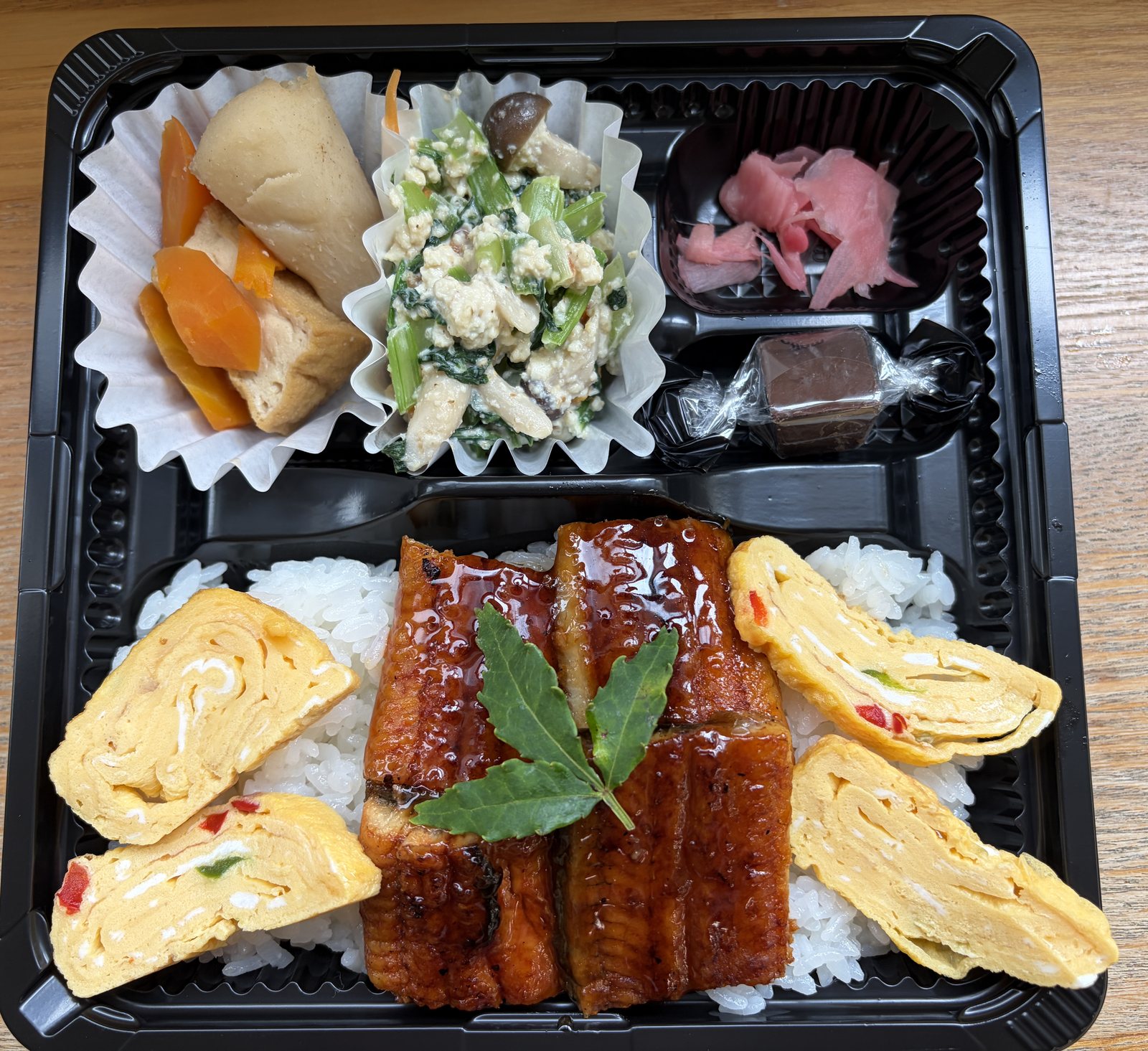 ご飯と主菜、卵料理、副菜を詰めたお弁当