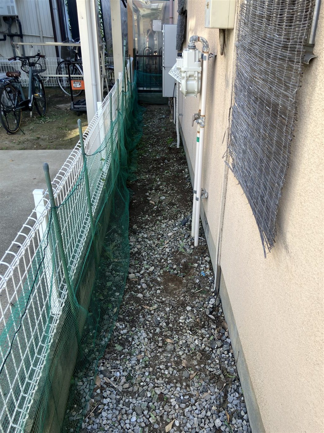 雑草除去後に通路が確認しやすくなった建物まわり