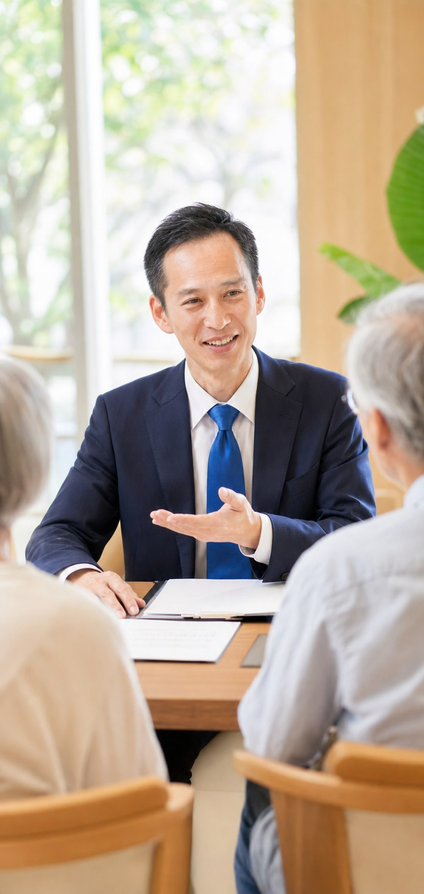 高齢のご家族と面談する相談員 井口大成